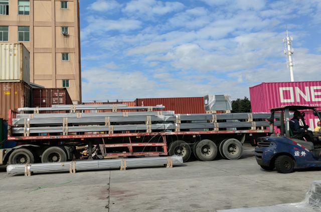 Posodobitev pošiljke Topfencesolar: jeklene konstrukcije za pritrditev na tla ZAM, poslane v Korejo iz tovarne Xiamen