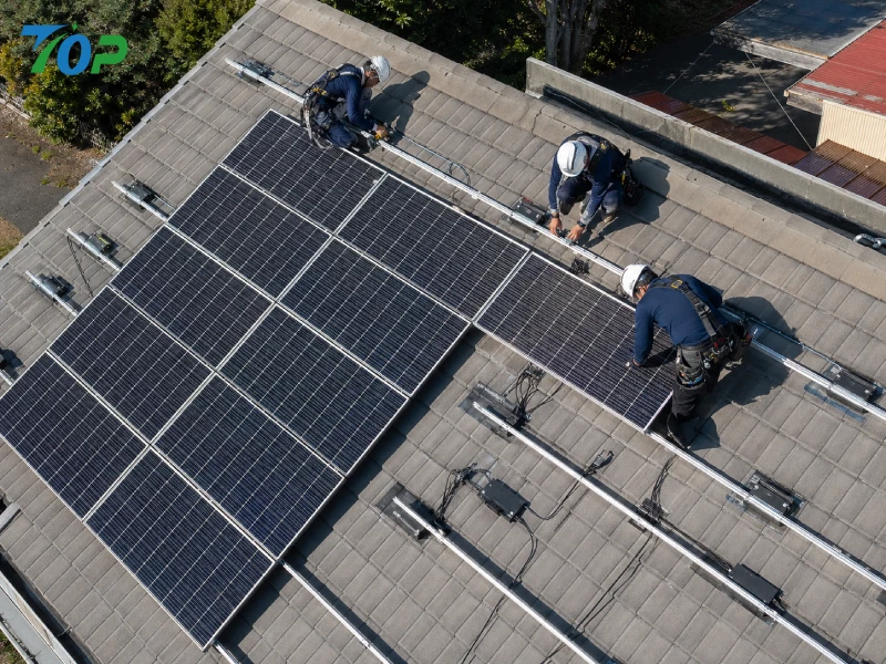 Zakaj Plug-in Solar (Plug & Play PV) preoblikuje porazdeljeno energijo: Politika, tehnični standardi in B2B inženirski vodnik